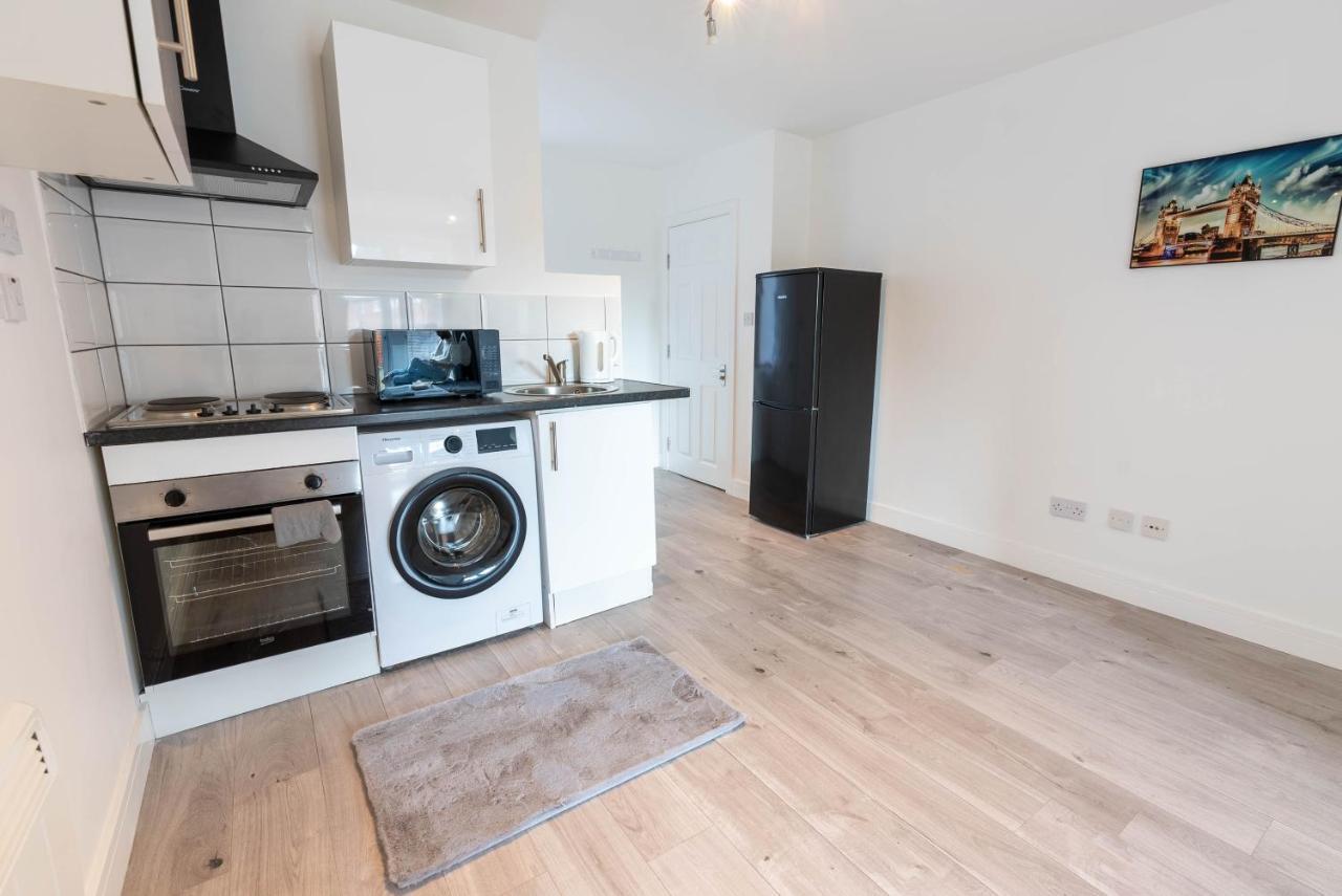 Flat 03 Studio Flat Near Aylesbury Station Free Parking Exterior photo